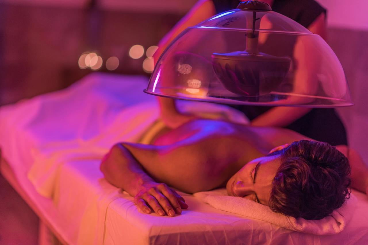Hard Rock Hotel Goa Калангут Екстер'єр фото A patient receiving a cupping treatment