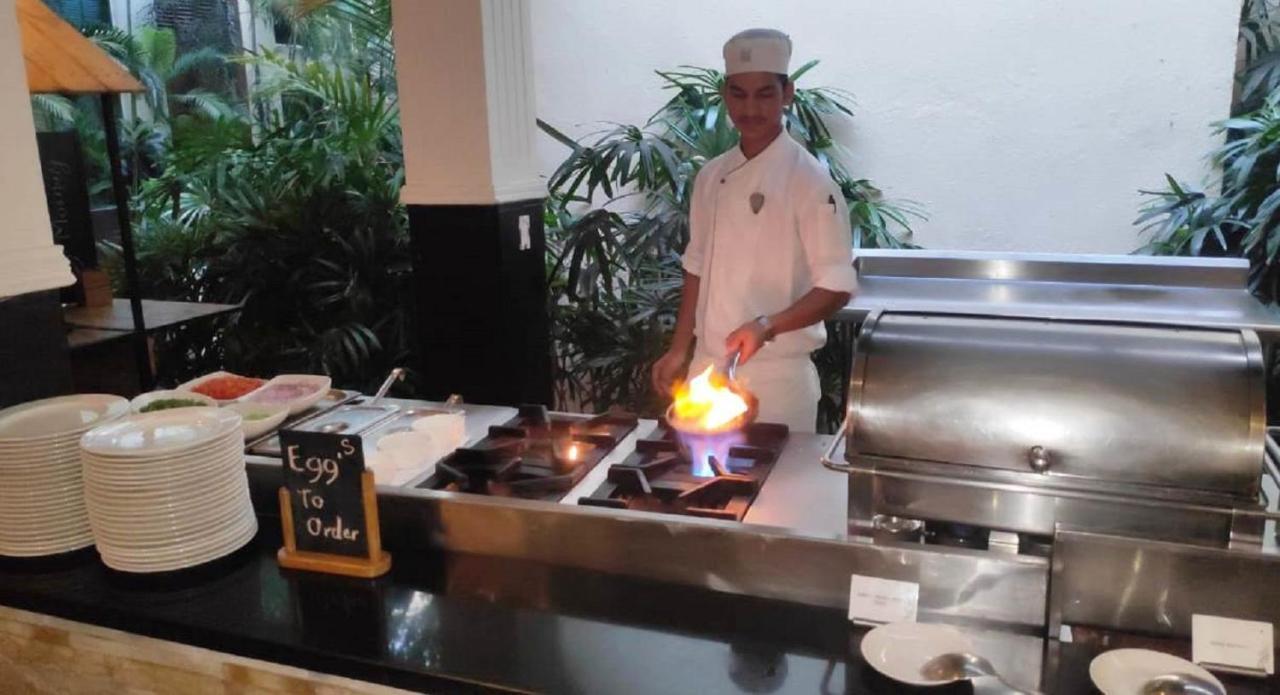 Hard Rock Hotel Goa Калангут Екстер'єр фото A chef cooking with a blowtorch